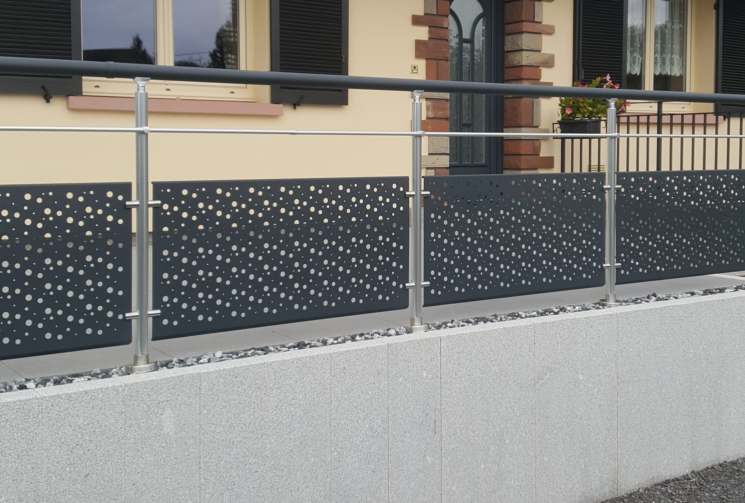 Balustrade aluminium finition inox avec panneaux alu gris anthracite motif Bulles de savon